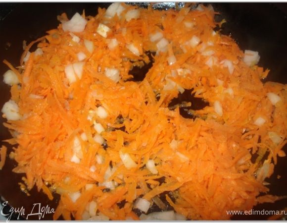 Лук нарезать мелкими кубиками. Морковь натереть на крупной терке и обжарить морковь с луком до мягкости. Добавить пропущенный через пресс чеснок и перемешать.