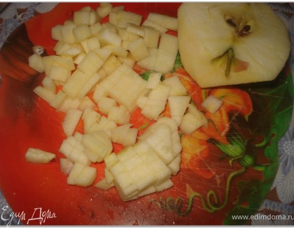 Яблоко очистить и нарезать кубиками.