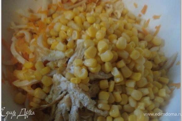 В салатнике соединить кальмары с яичной соломкой, морковья и яблоком. Добавить консервированну кукурузу.