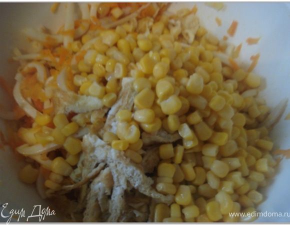 В салатнике соединить кальмары с яичной соломкой, морковья и яблоком. Добавить консервированну кукурузу.