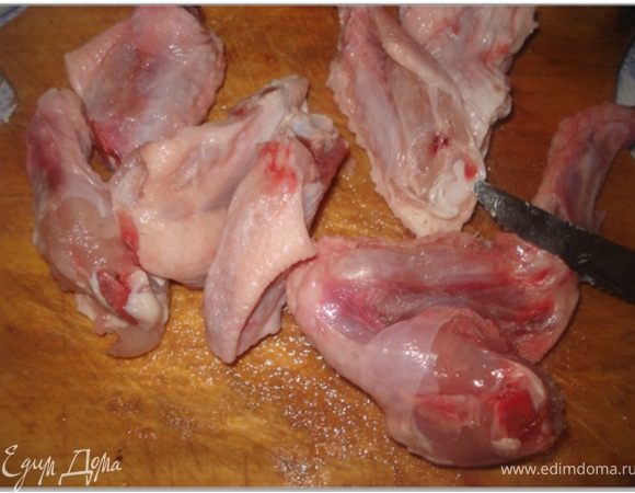 Крылышки промыть, обсушить и разделить на 3 части.