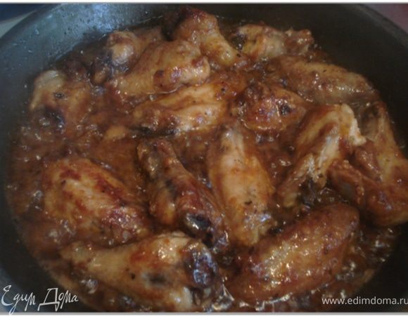 Смешать томатный соус, жидкую приправу "Дым", соевый соус, базилик, укроп (петрушку или кинзу) и добавить в крылышки. Перемешать. Готовить еще минут 10, периодически помешивая.