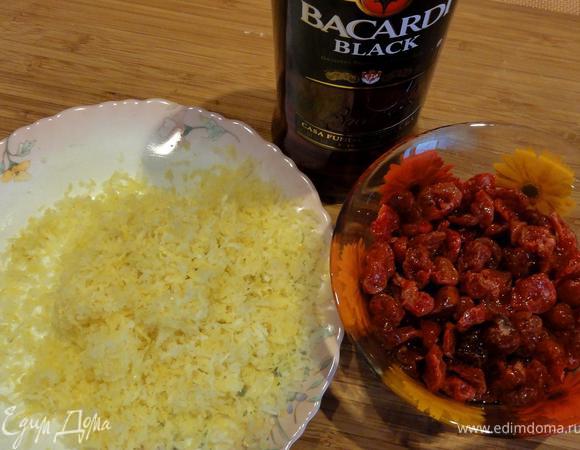 Я буду писать последовательность шагов так, как это следовало бы делать, а не так как это делала я))) Если у вас есть возможность, то я вам рекомендую, начать делать торт  заранее.  Во-первых, приготовьте для начала заварной крем и пропитку. Во-вторых, испеките коржи. И в-третьих, приготовьте ганаш. Цветок вообще можно сделать за два дня.
В оригинале вишня в темный корж не идет, но моя дочь очень ее любит)) Замочите на 2 часа вишню в роме, натрите цедру лимона. 
