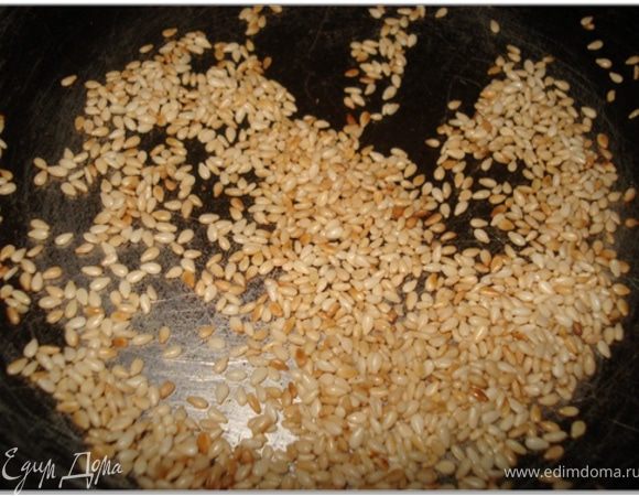 Кунжут выложить на сухую сковороду и обжарить на медленном огне до золотистого цвета.
