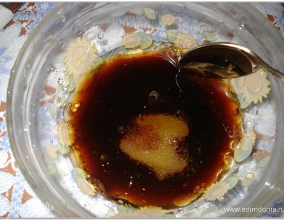 Для заправки смешать соевый соус, растительное масло, сахар, лимонный сок.