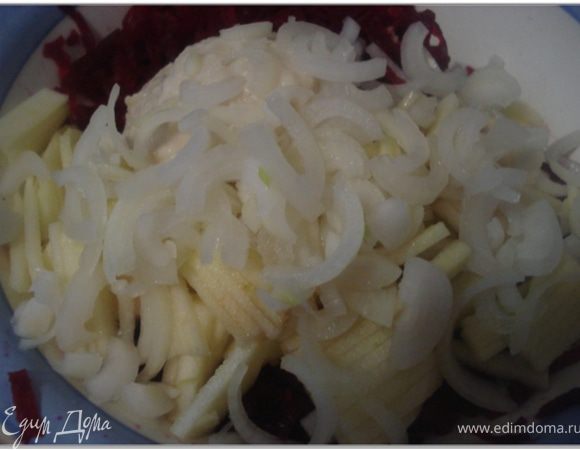 Свеклу соединить с яблоком, луком, хреном.