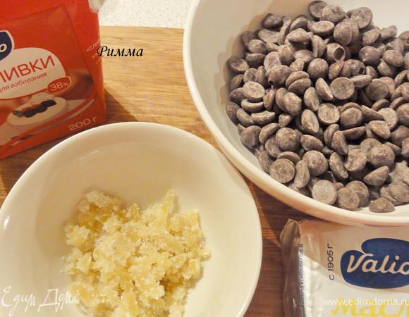 Ганаш. Совет: масло и сливки должный быть комнатной температуры!!! Шоколад распустите в микроволновой печи. Нагрейте сливки и вместе с маслом введите их в шоколад. Тщательно перемещайте и влейте коньяк. 