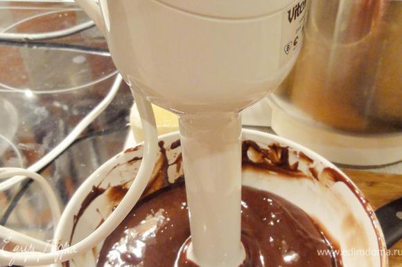 Теперь блендером отбейте шоколадную массу, добавляя в него измельченные цукаты. Она станет поле устойчивой. Желательно оставить ганаш для стабилизации на 12-24 часа при температуре 18 градусов.