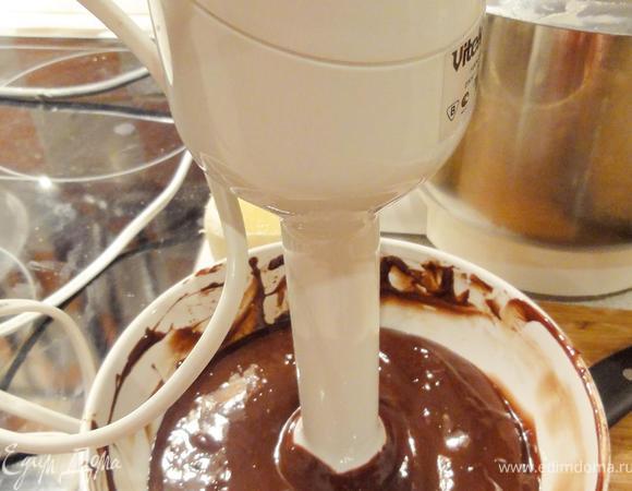 Теперь блендером отбейте шоколадную массу, добавляя в него измельченные цукаты. Она станет поле устойчивой. Желательно оставить ганаш для стабилизации на 12-24 часа при температуре 18 градусов.