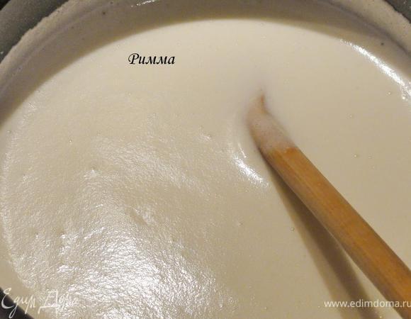 Приготовьте заварной крем. Сахар взбейте с яйцом, добавьте муку. Влейте молоко и  поставьте на огонь. Постоянно помешивая, варите, пока не загустеет. Остудите крем.

 