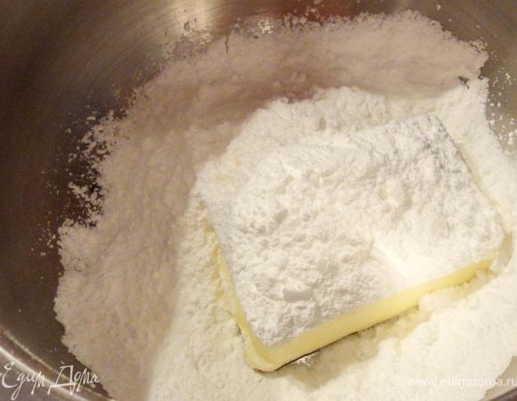 Теперь можно заняться приготовлением темного коржа. Взбейте сливочное масло с сахарной пудрой. 
