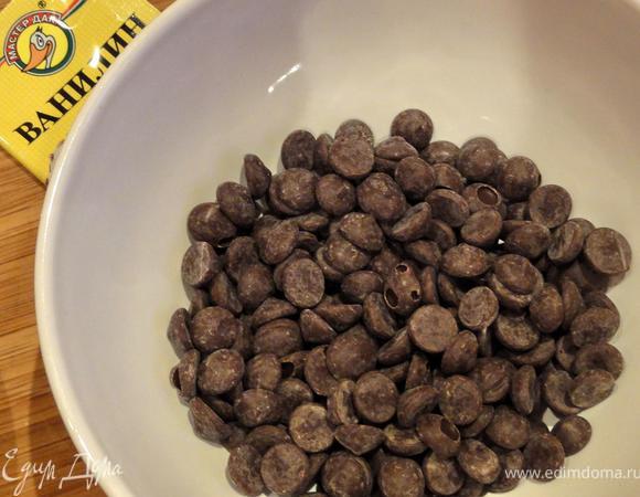 Распустите темный шоколад в микроволновой печи. Не перегрейте его. 