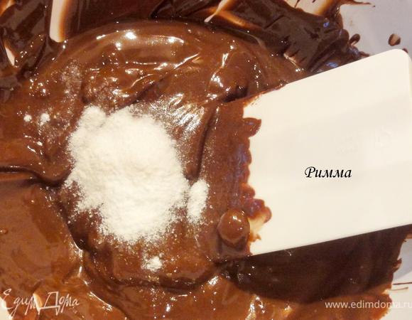 Добавьте ванилин и тщательно перемешайте.