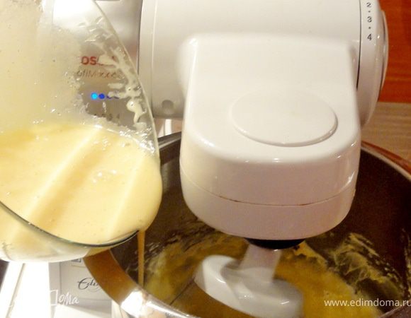 В масло добавляйте попеременно по три раза, чередуя: сначала желтки с сахаром и солью...