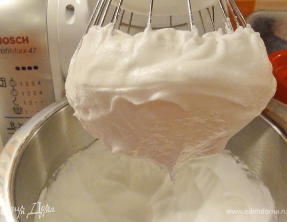 Взбейте белки с 50 гр. сахара в крепкую пену.