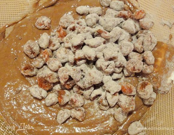 Все тщательно перемещать, добавить вишню и еще раз перемешать.