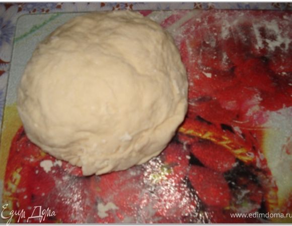 Приготовить тесто на простокваше. Для этого соединить  яйцо, простоквашу, соль, сахар, соду. Постепенно всыпать муку и вымешивать тесто. Тесто должно быть мягким, эластичным, которое легко можно раскатать. Примерно 1 стакан муки должен остаться для припыливания поверхности при раскатывании.