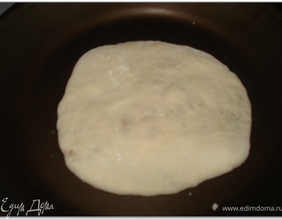 Аккуратно перенести лепешку на разогретую сковородку и обжарить сначала с одной стороны, затем с другой. Жарится достаточно быстро, сковородку маслом смазывать не надо.