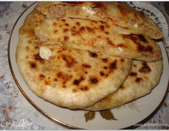 Снять лепешку на блюдо и сразу смазать сливочным маслом.