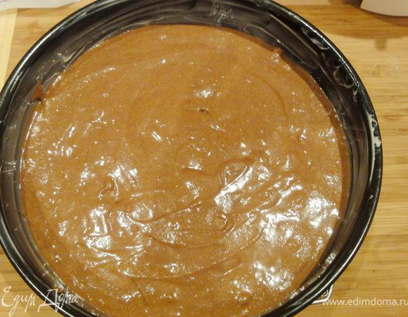 Смажьте форму сливочным маслом, вылейте в нее тесто и поставьте выпекать в разогретую до 180 гр. духовку на 45 минут. Готовый корж остудите на решетке.