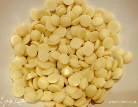 В нашей семье не все любят чисто шоколадный торт, поэтому я решила, что должен быть и белый корж. Второй корж я решила делать по рецепту темной основы, заменив ингредиенты одни на другие. Вместо вишни использовать лимонную цедру, вместо темного шоколада, белый...