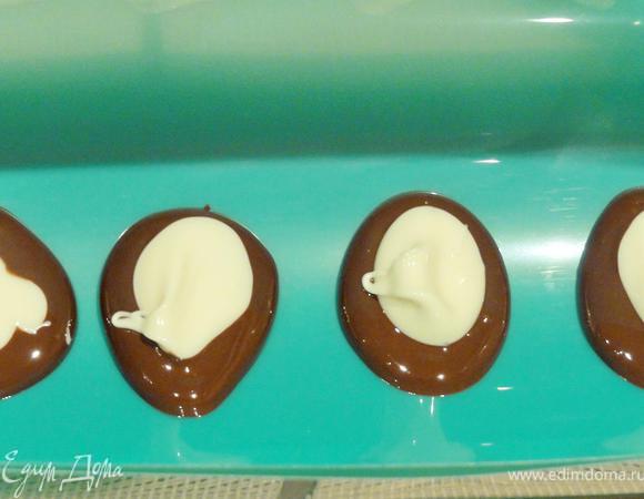  Ну а теперь я расскажу как делать цветок.  Сверните канцелярский файл так, что бы он образовал трубу, но не закрученную до конца, сверху должна остаться прорезь. Распустите  темный и белый шоколад. Чайной ложкой выложите сначала темный шоколад, а затем белый.