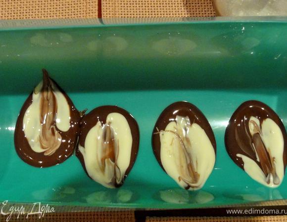Чистой ложкой проведите по шоколаду, формирую лепесток. И оставьте до полного застывания.