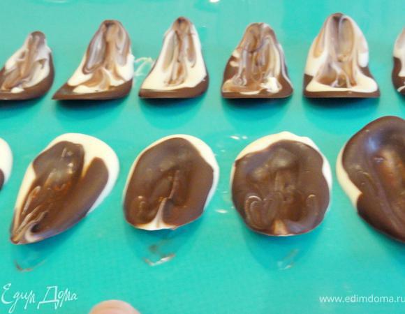 Очень аккуратно разверните файл. Ваши лепестки сами отойдут от него, приняв загнутую форму.