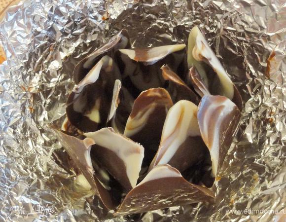 Количество лепестков будет зависеть от того, какого размера вы хотите цветок. Теперь возьмите три формы разного диаметра. Оберните фольгой самую узкую, так, чтобы края ложились на горлышко. Налейте на дно небольшое количество растопленного шоколада, поставьте три листочка и уберите в холодильник. Затем выньте заготовку с помощью фольги. Возьмите форму шире, поставьте опять заготовку и по краям опять налейте шоколад (немного)*** Поставьте 4 -5 лепестков. ***Повторяйте до тех пор, пока ваши лепестки не закончатся.