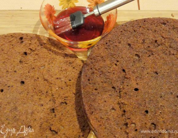 Вот теперь можно собирать торт. Разрежьте коржи. Темный корж пропитайте вишневой наливкой...