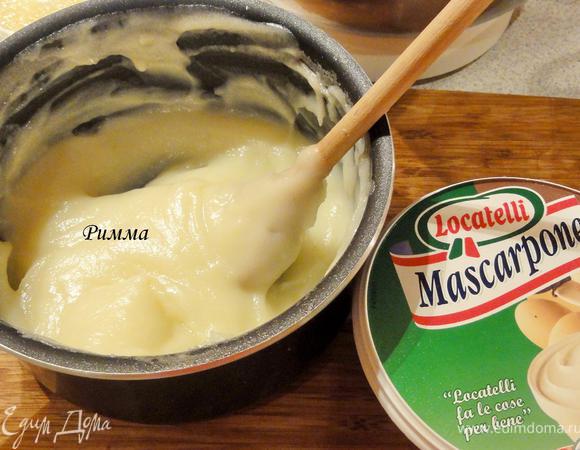 Взбейте маскарпоне с заварным кремом.