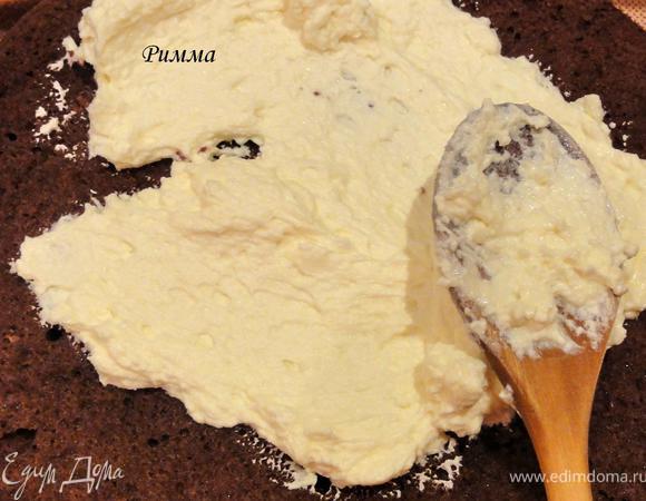 Чередуя коржи, намажьте на темный корж светлый крем и закройте светлым коржом, а затем светлый корж этим же кремом и накройте темным.