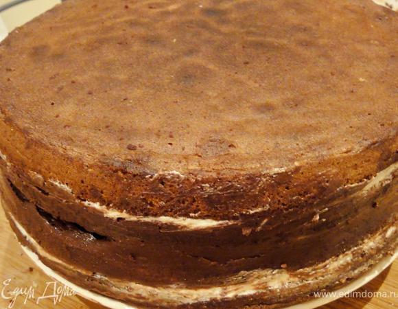 Две половинки соедините, намазав предварительно между ними ганаш. Не забудьте смазать бока торта. Уберите в холодильник на 3-4 часа (у меня стоял ночь).