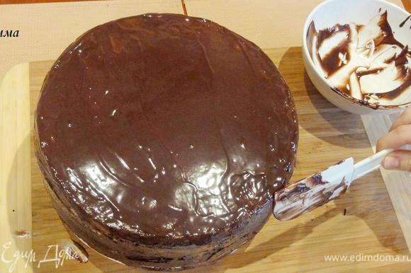 Растопите шоколад, влейте подогретые сливки и размягченное сливочное масло. Покройте глазурью поверхность и бока торта.
