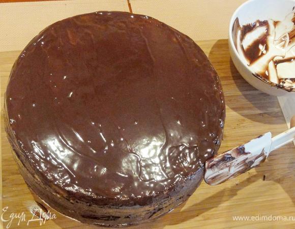 Растопите шоколад, влейте подогретые сливки и размягченное сливочное масло. Покройте глазурью поверхность и бока торта.