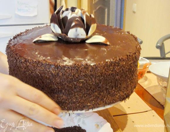 В центр установите цветок. Бока обсыпьте шоколадной вермишелью.