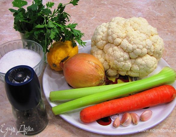 Итак - Цветная капуста с овощным соусом
Это абсолютно постное блюдо (если только не считать курочки слева на фотографии  )
Есть люди, которые не любят капусту из-за ее специфического запаха и вкуса. И я полностью с ними согласен. Но! Если вы ее не переварите (не считая блюд, в которых надо очень долго готовить, например, щи) и добавите кислоты и аромата (например лимон), то данный запах и вкус практически исчезнет, а на ему на смену придет восхитительный вкус  
На фотографии не видно, но все соцветия совершенно целые. Просто они полностью покрыты со всех сторон густым овощным соусом, похожим на пасту.