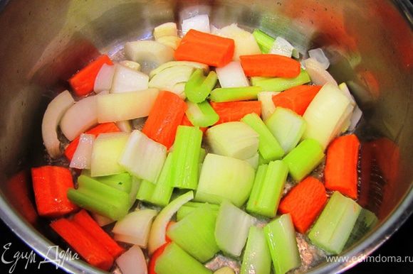 Положите овощи в кастрюлю. Перемешивайте овощи, насыпьте столовую ложку без горки сахар.
