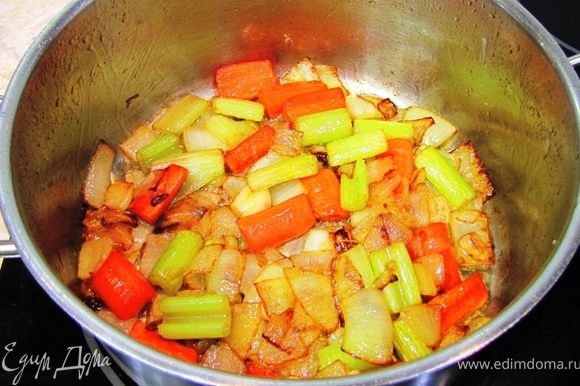 Доведите овощи до карамелизации - около 10-15 минут.