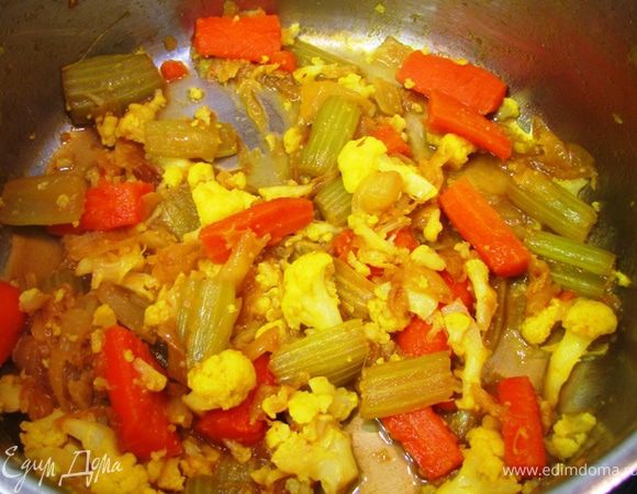 Налейте в кастрюлю 100 мл холодной воды и накройте крышкой.
Через пару минут посолите капусту и полейте лимонным соком.
Тушите капусту в общей сложности еще минуты три-пять, периодически перемешивая. Учтите, капуста не должна совсем размягчиться. Некоторый "хруст" должен присутствовать.
Помните, что капуста должна термически обрабатываться около 8 минут. Поэтому под конец готовки проверять капусту.
Выключите огонь. Достаньте все целые кусочки капусты, оставив все остальные овощи в кастрюле, включая развалившиеся соцветия цветной капусты.