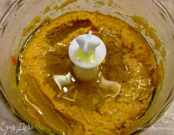 Положите все оставшиеся овощи в блендер вместе с бульоном (если он еще остался и не впитался в овощи).
Перемелите овощи в пюре. Добавьте оливковое масло.