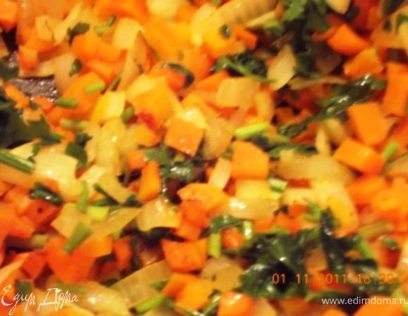 Пока картошка варится мелко режем морковь кубиками и лук, обжариваем в небольшом количестве растительного масла, добавляем рубленную зелень