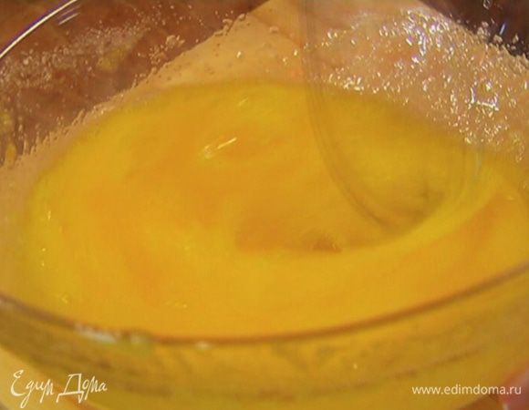 Яйца взбить с сахаром в светлую, воздушную массу. Не прекращая взбивать, влить оливковое масло.