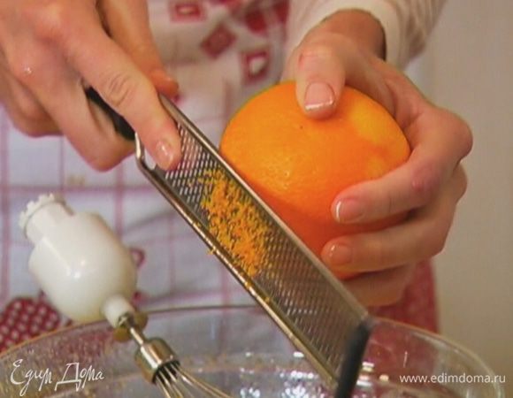 Цедру апельсина натереть на мелкой терке, выжать из него сок.