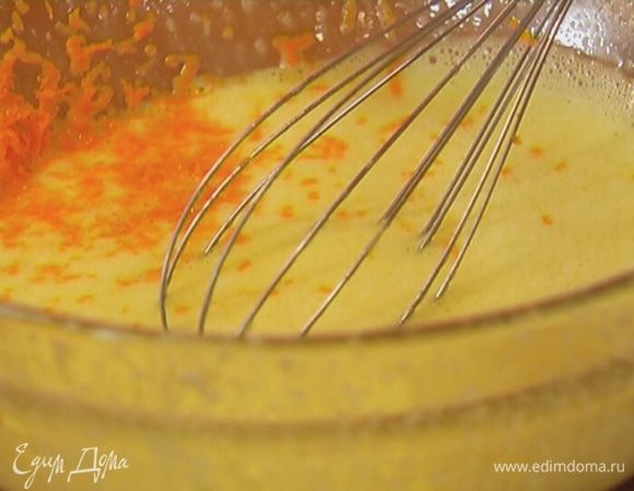 Добавить в яичную массу апельсиновую цедру и сок, перемешать.