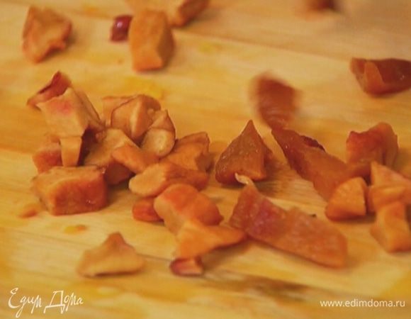 Сухофрукты мелко порезать.