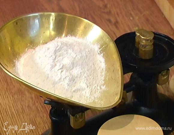 Муку соединить с разрыхлителем, солью и перемешать.