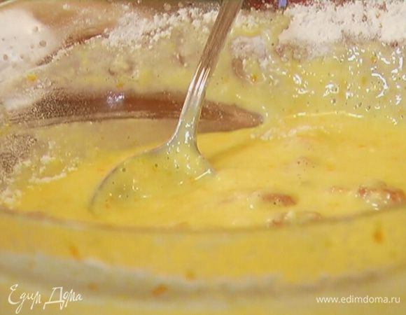 Измельченные сухофрукты и часть клюквы выложить в яичную массу. Ввести муку и все перемешать.