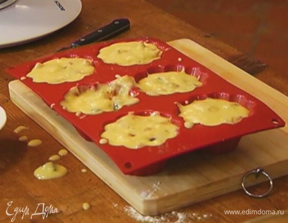 Разложить тесто в формочки для маффинов.