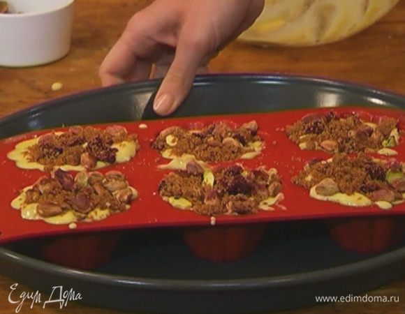 Оставшуюся клюкву соединить с фисташками, добавить коричневый сахар, перемешать и посыпать маффины.